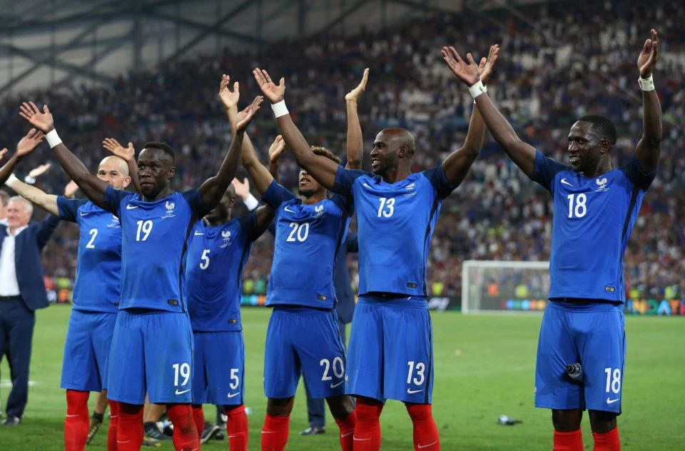 Ngạc nhiên khi tuyển Pháp ăn mừng theo kiểu tuyển Iceland ảnh 1